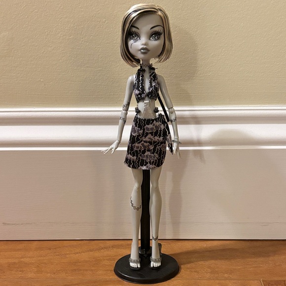 monster high Other - Monster High Skulls Shores Frankie Stein Black and White